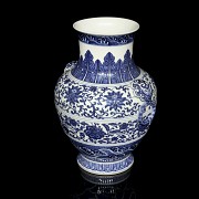 Blue and white ‘Hu’ porcelain vase, with Qianlong seal