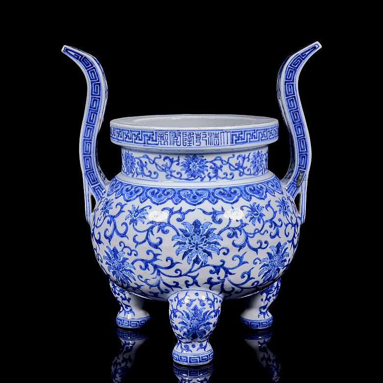 Incensario de cerámica vidriada azul y blanco, dinastía Qing