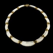 Yellow gold necklace with mother-of-pearl