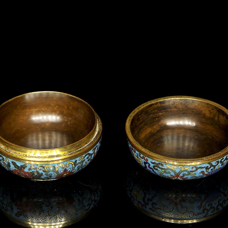 Caja de bronce con esmalte cloisonné, dinastía Qing