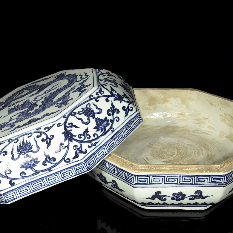 Blue and white porcelain octagonal box, 20th century