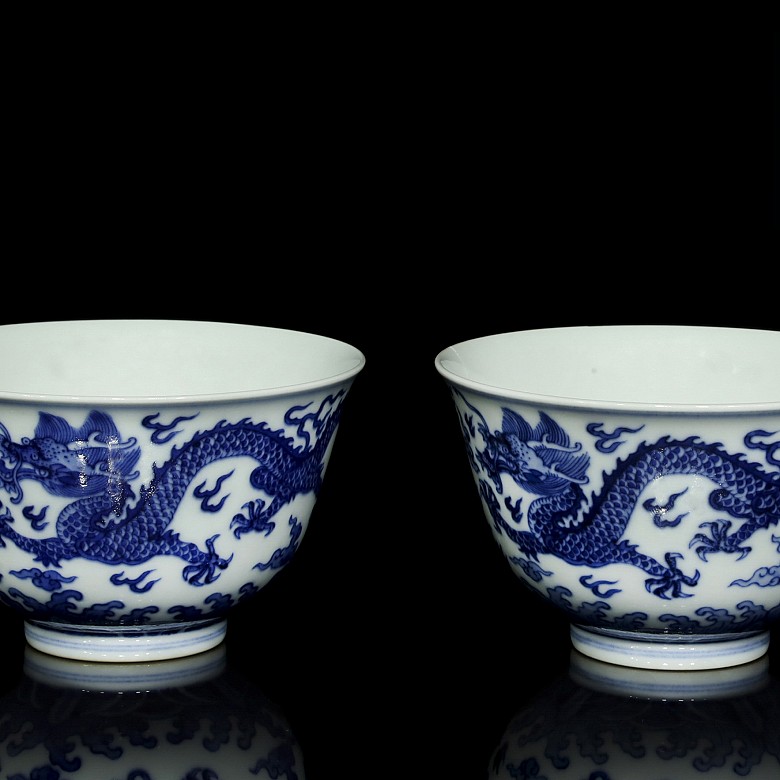 Pareja de cuencos, azul y blanco, con marca Qianlong