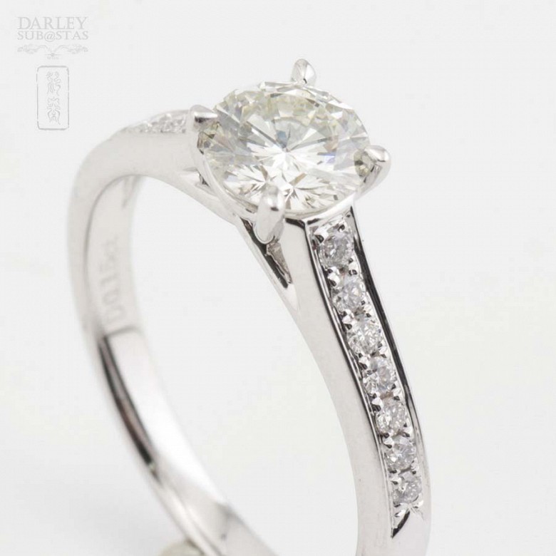 Diamond solitaire with brilliant cut.