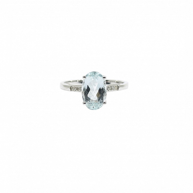 Ring in 18k white gold with Aquamarine and diamonds.