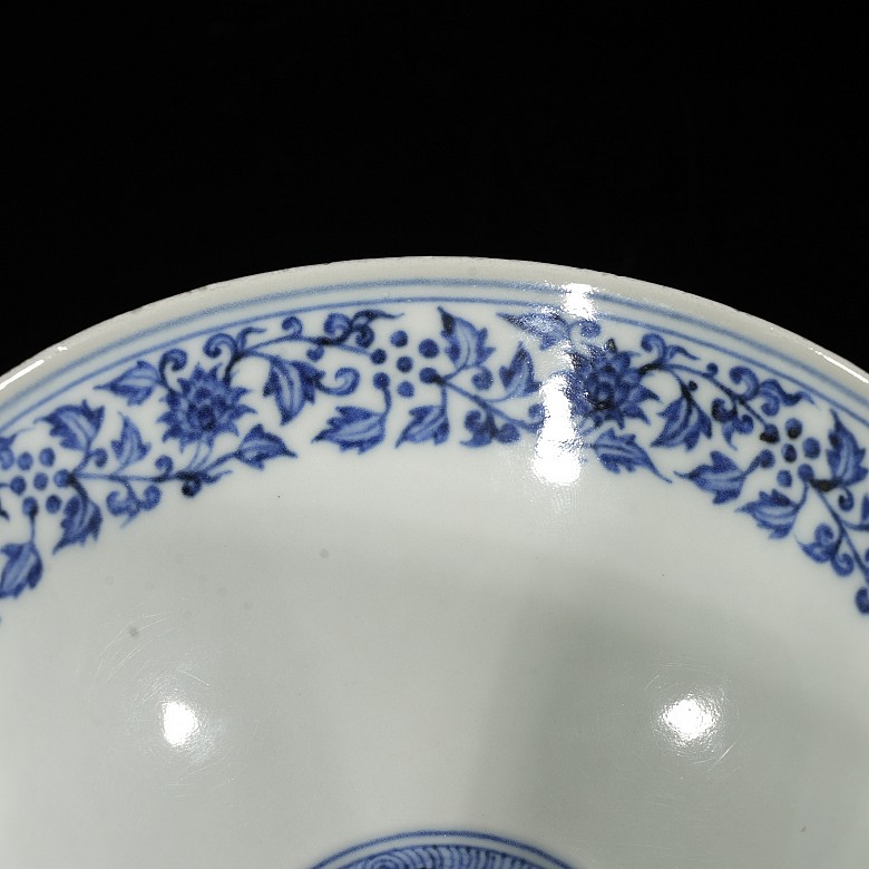 Bol de porcelana vidriada azul y blanco 