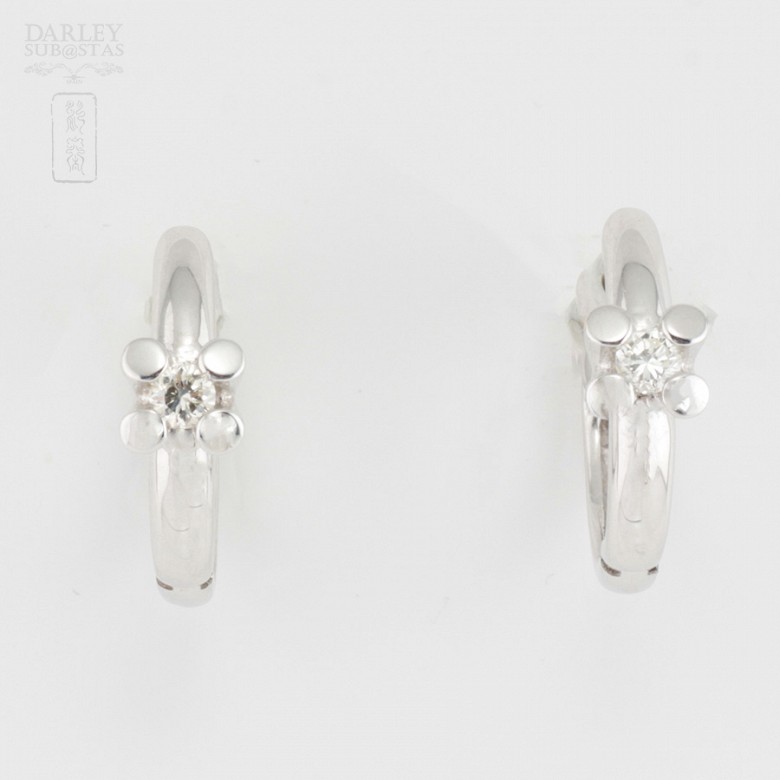 Pair of earrings in 18k white gold and diamonds