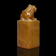 Sello de piedra con león e inscripciones, S.XX