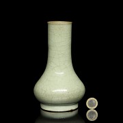 Ceramic vase with ‘Geyao’ glaze, Ming dynasty