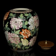 Porcelain tibor with lid “famille noire”, Qing dynasty