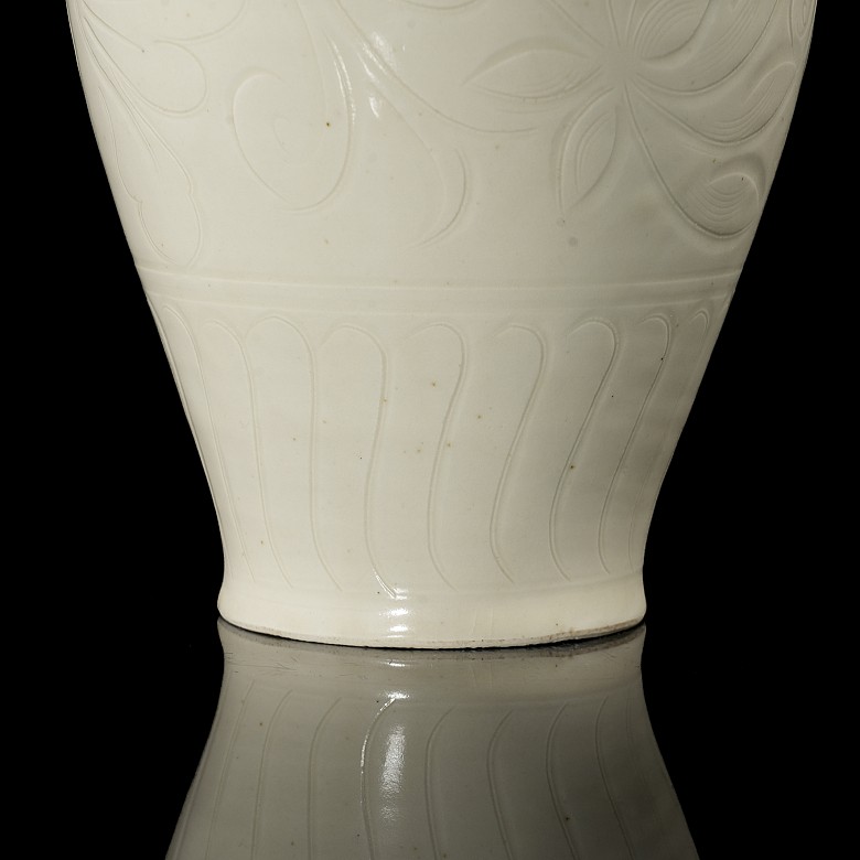 Yuan-style ‘Dingyao’ glazed ceramic vase