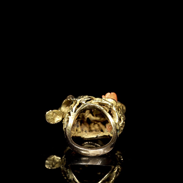 Anillo de oro, perlas y coral 