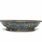 Plato de cloisonné, con sello Qianlong.