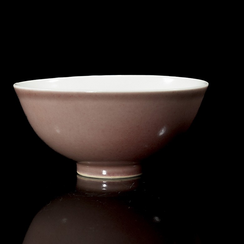 Cuenco de porcelana esmaltada en rojo y blanco, con sello Qianlong