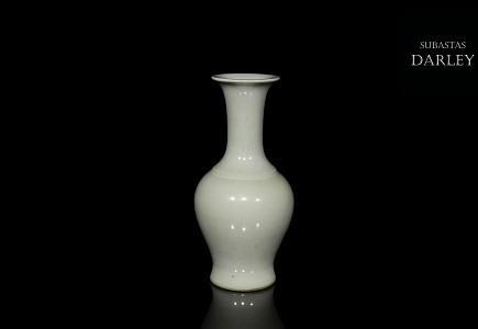 Jarrón blanco de porcelana vidriada, S.XX