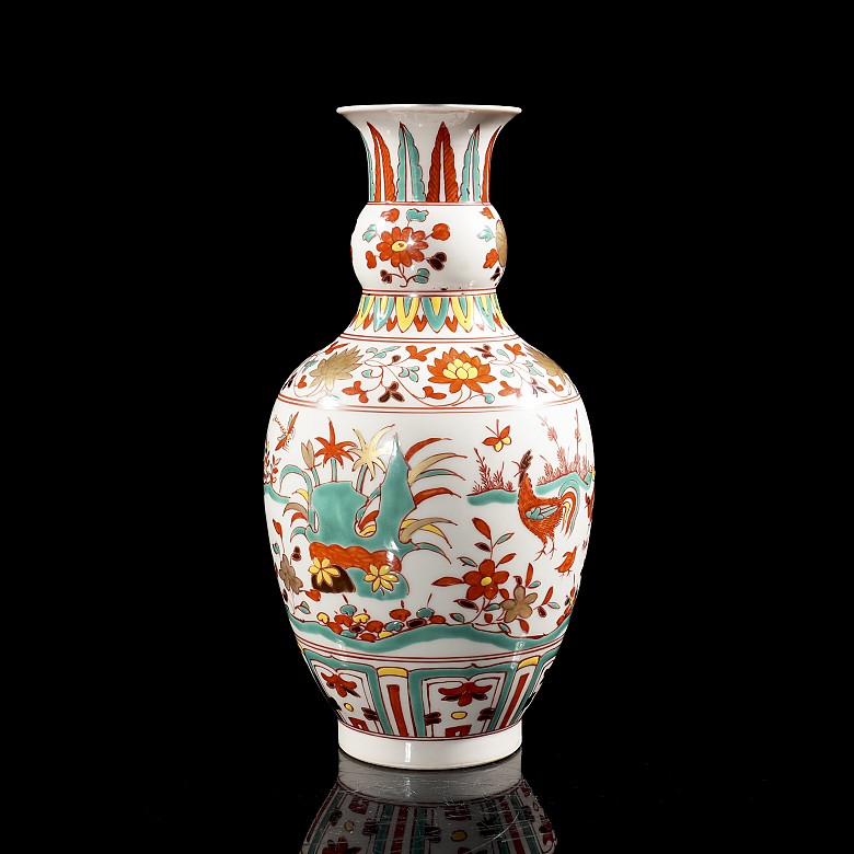 Porcelain vase pink family ‘Chickens and Chickens’, Qing dynasty