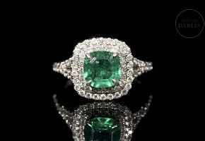 White gold ring with emerald and brilliants