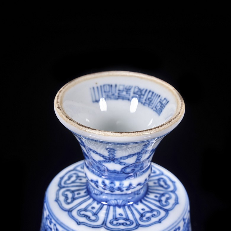 Copa de porcelana esmaltada azul y blanco, dinastía Qing