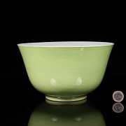 Lime-green glazed porcelain bowl, Qing dynasty, with Guangxu seal