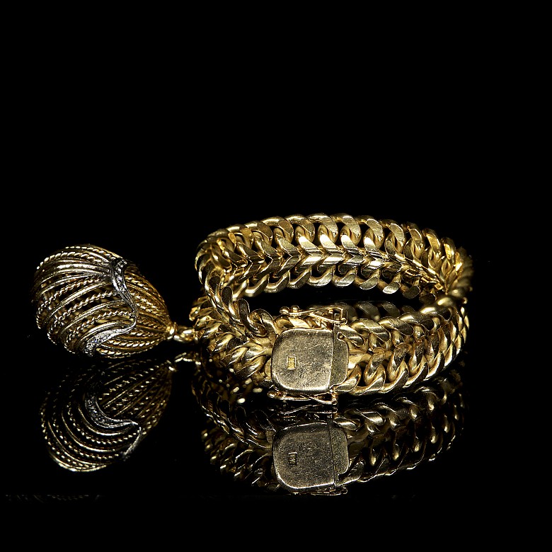 Bracelet in gold with oval ornament and diamonds