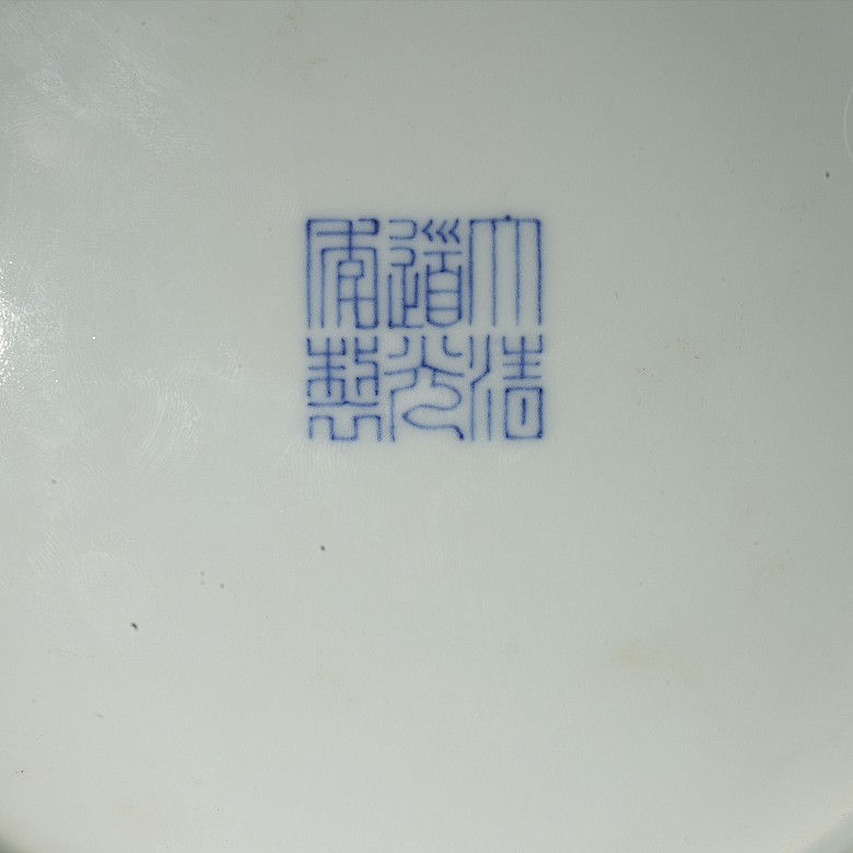 Blue-and-white porcelain ‘Dragons’ plate, Qing dynasty with Daoguang seal