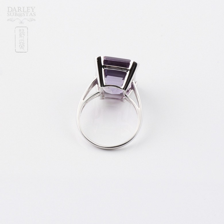 18k white gold ring with amethyst and diamonds