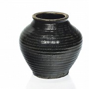 Striated ceramic vase, Qing dynasty