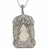 Colgante de oro blanco de 18k con virgen de nácar.