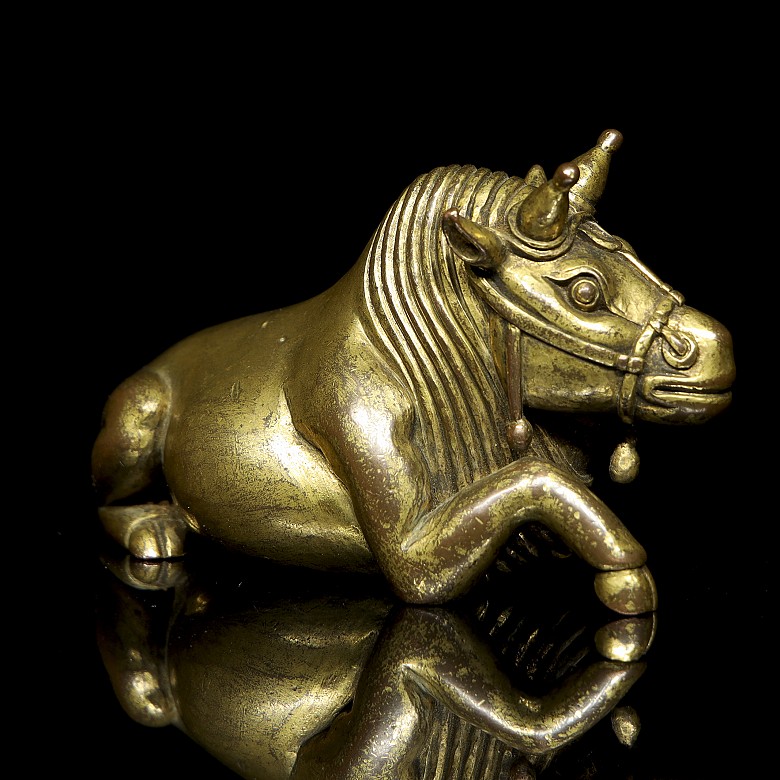 Figura de bronce dorado 