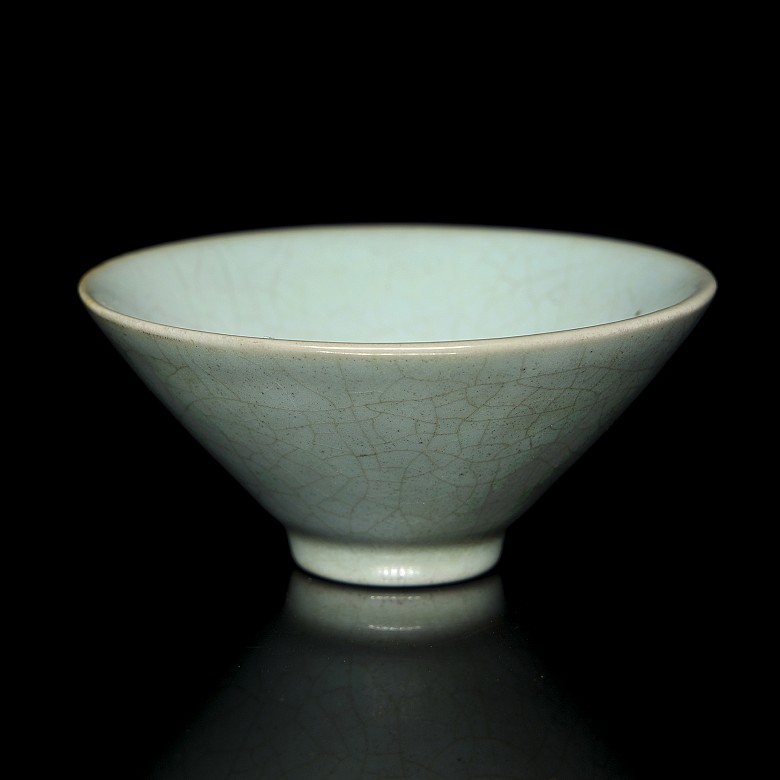 Small glazed ceramic ‘Ruyao’ bowl, Song style