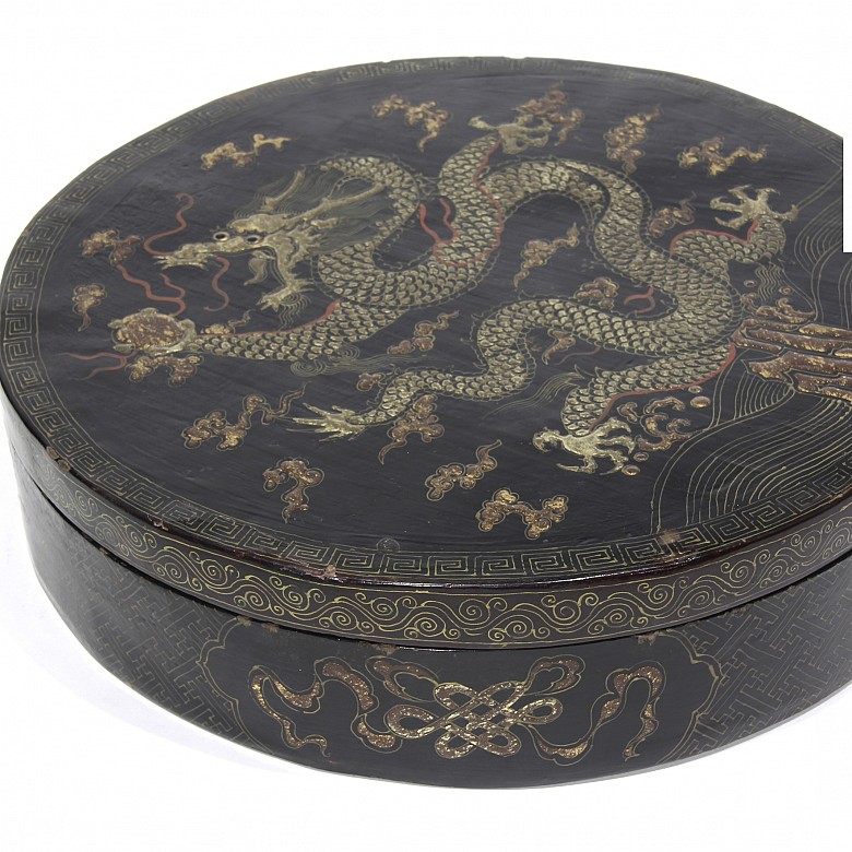 Lacquered wooden box with dragon, Qing dynasty.