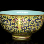 Porcelain enamelled bowl with yellow background, with Yongzheng seal