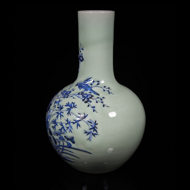 Tianqiuping ‘Bird and flower’ vase, celadon background, Qing dynasty