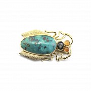 Beetle-shaped brooch in 18k yellow gold, natural turquoise and gemstones.