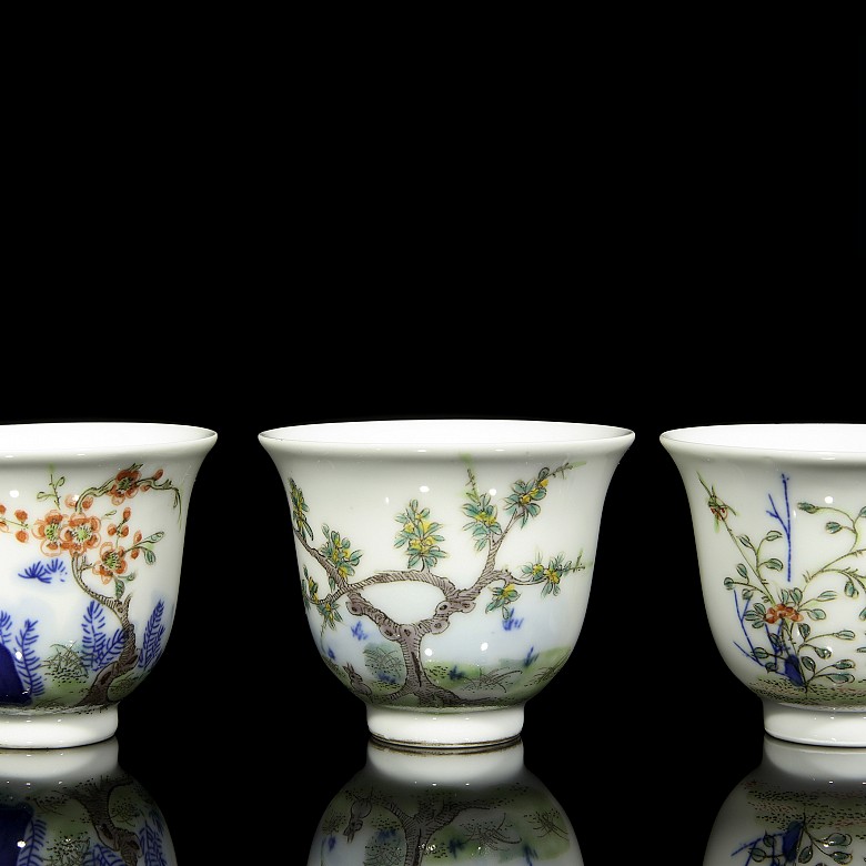 Complete set of twelve cups with flowers, 20th century