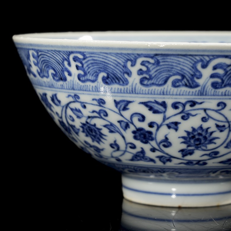 Bol de porcelana vidriada azul y blanco 