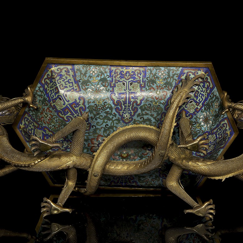 Large bronze and cloisonné “Dragons” centerpiece, Qing dynasty