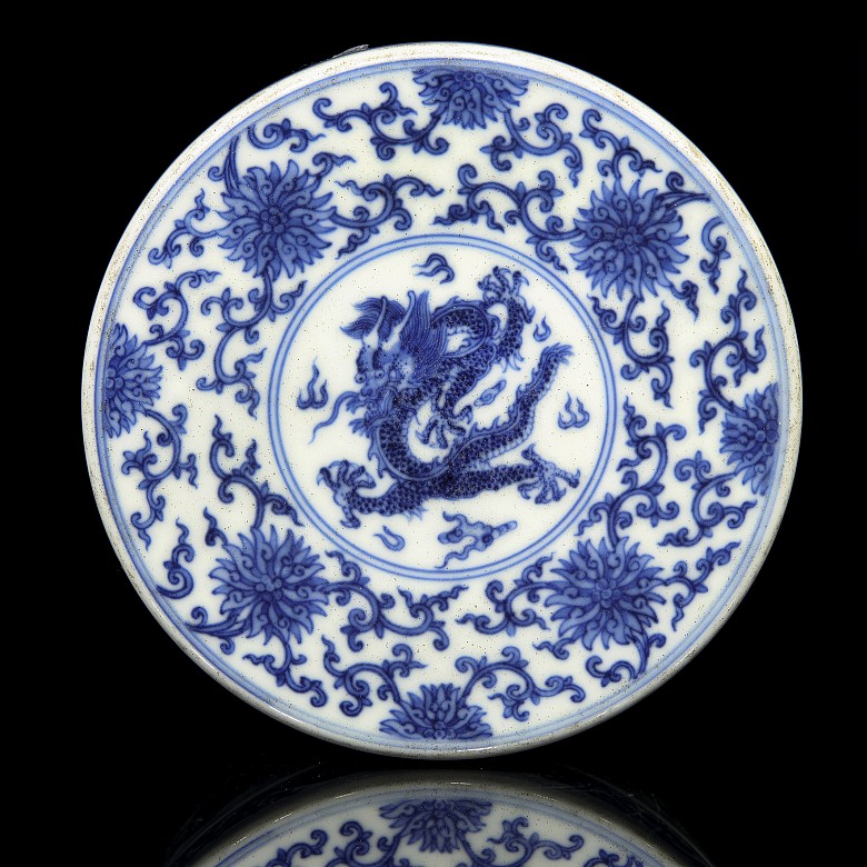 Porcelain box with dragon, 20th century