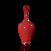 Jarrón de porcelana vidriada en rojo, dinastía Qing