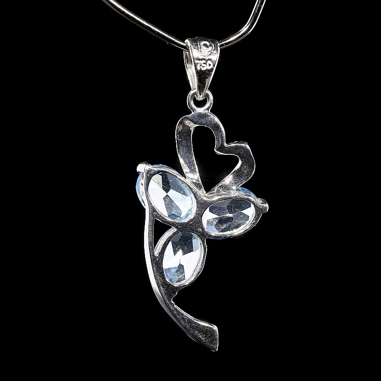 Pendant in white gold with topaz