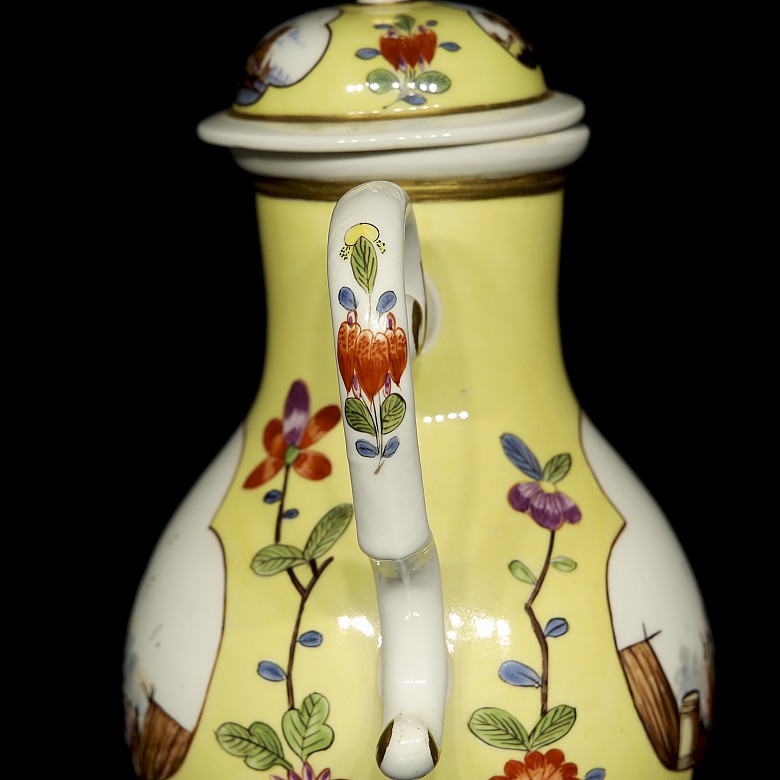 Tetera de porcelana amarilla estilo Meissen, s. XX