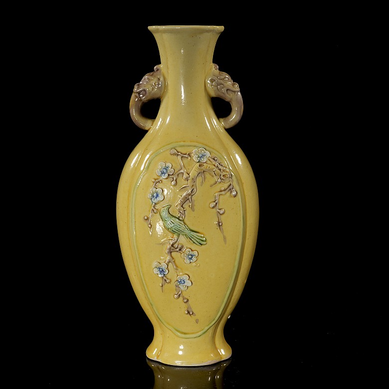 Three-colour glazed porcelain vase ‘Bird and branch’, Qing dynasty