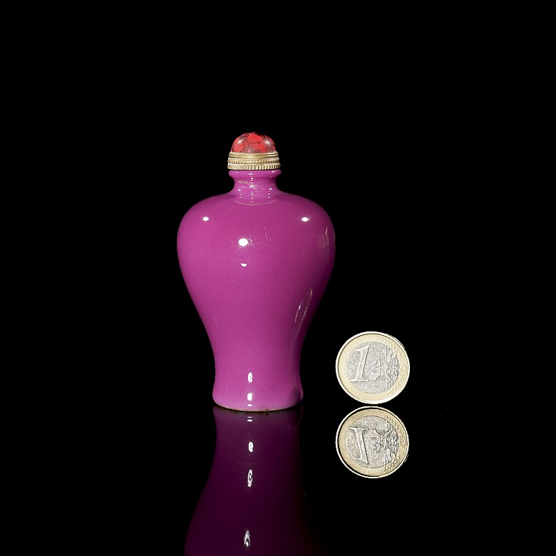 Snuff bottle ‘Meiping’, with Qianlong seal