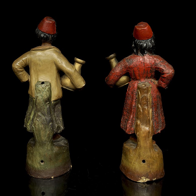Pareja de figuras de terracota estilo orientalista, s. XX