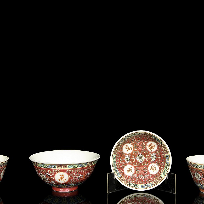 Four Asian ceramic objects “ famille rose”, 20th century