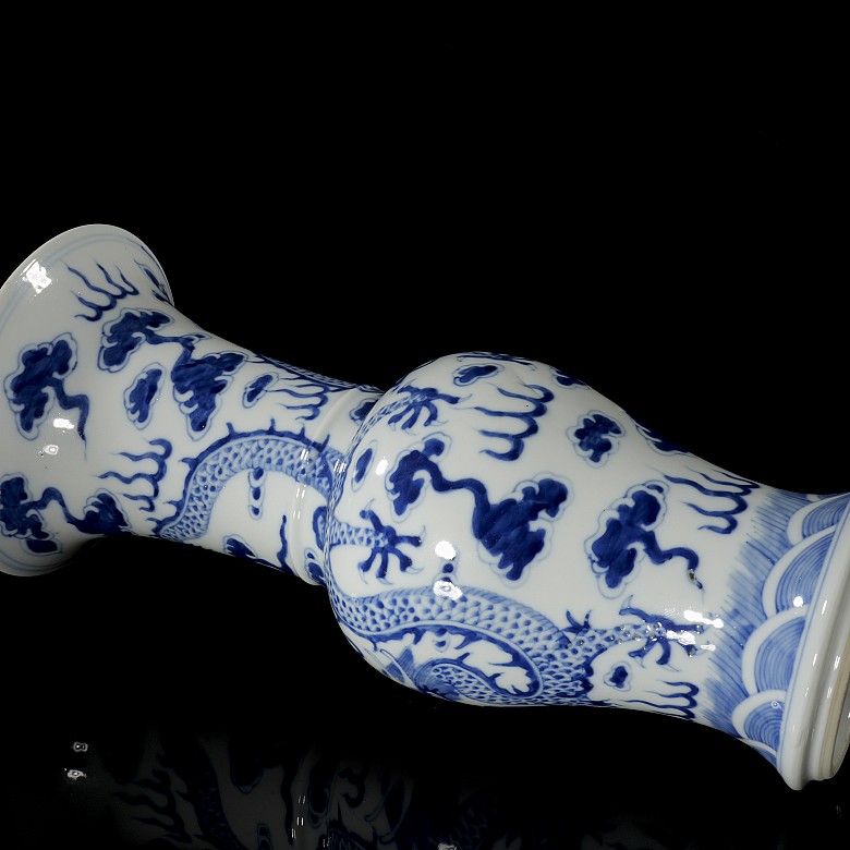 Blue and white glazed porcelain Zun Vase ‘Dragons’, with Kangxi mark