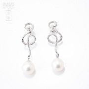 Earrings in 18k white gold, diamonds and pearls.