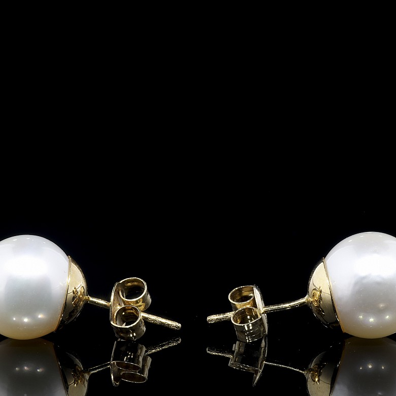 Yellow gold earrings with Australian pearl