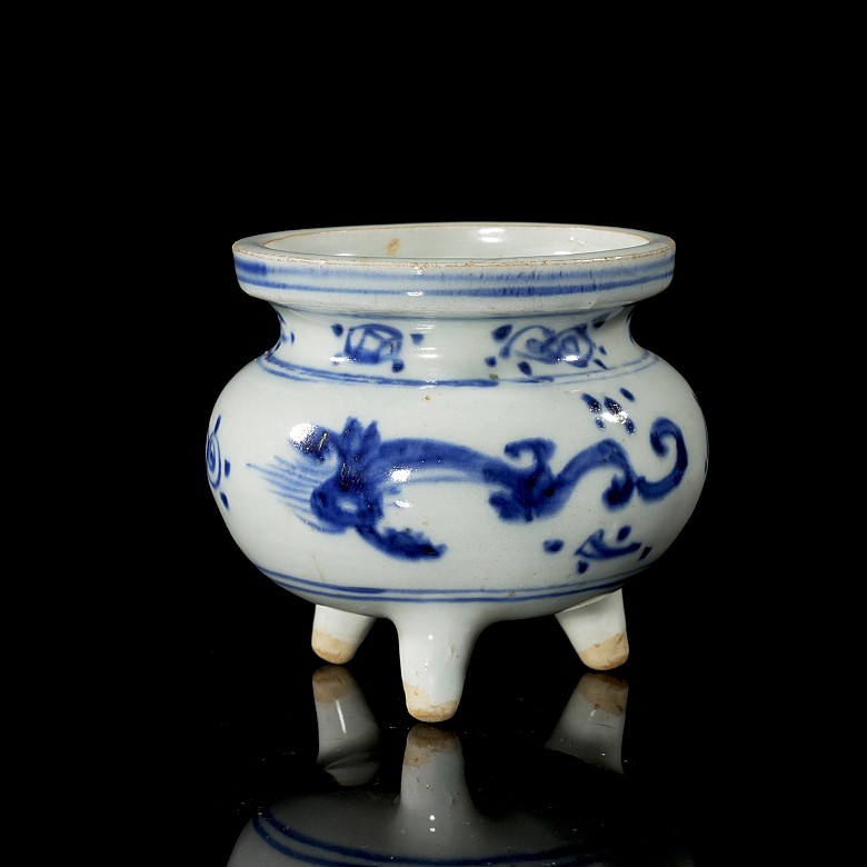 Blue-and-white ceramic censer ‘Dragon’ Qing dynasty