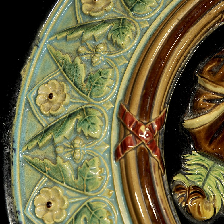 Large majolica portrait dish, 19th century