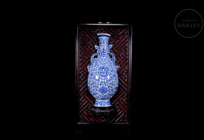 Enamelled porcelain decorative vase, Qing dynasty